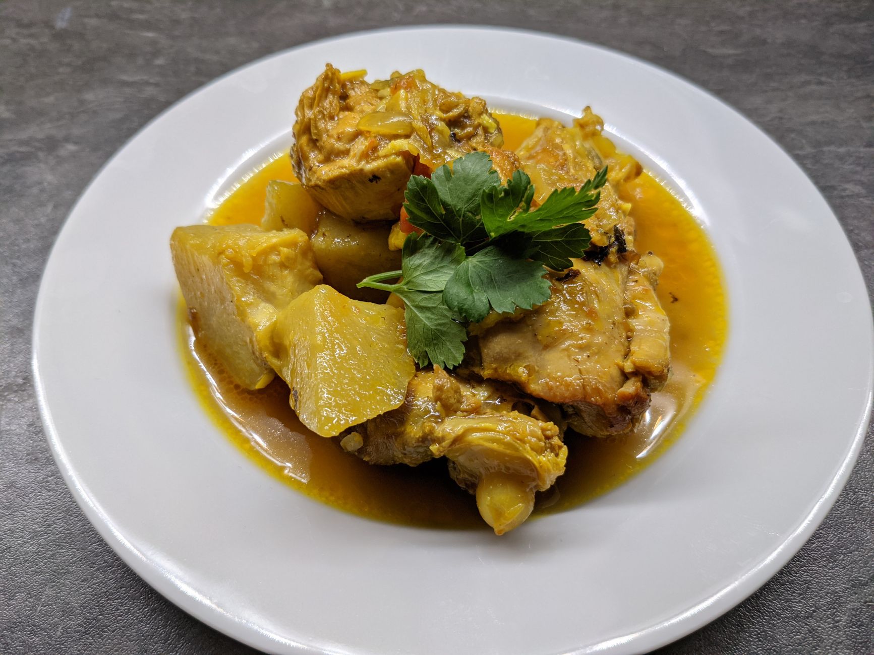 Poule au pot: gestoofde kip in bouillon met groenten