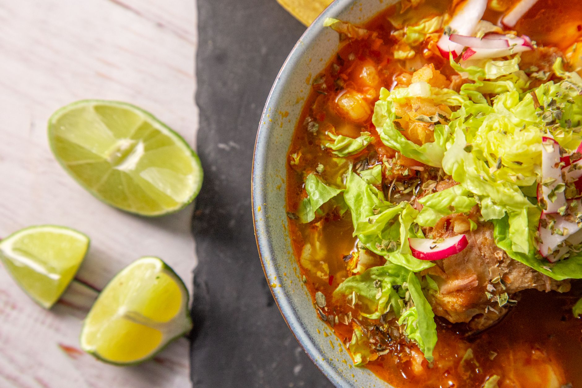 Pozole rojo (Mexicaanse maïs-varkenssoep)