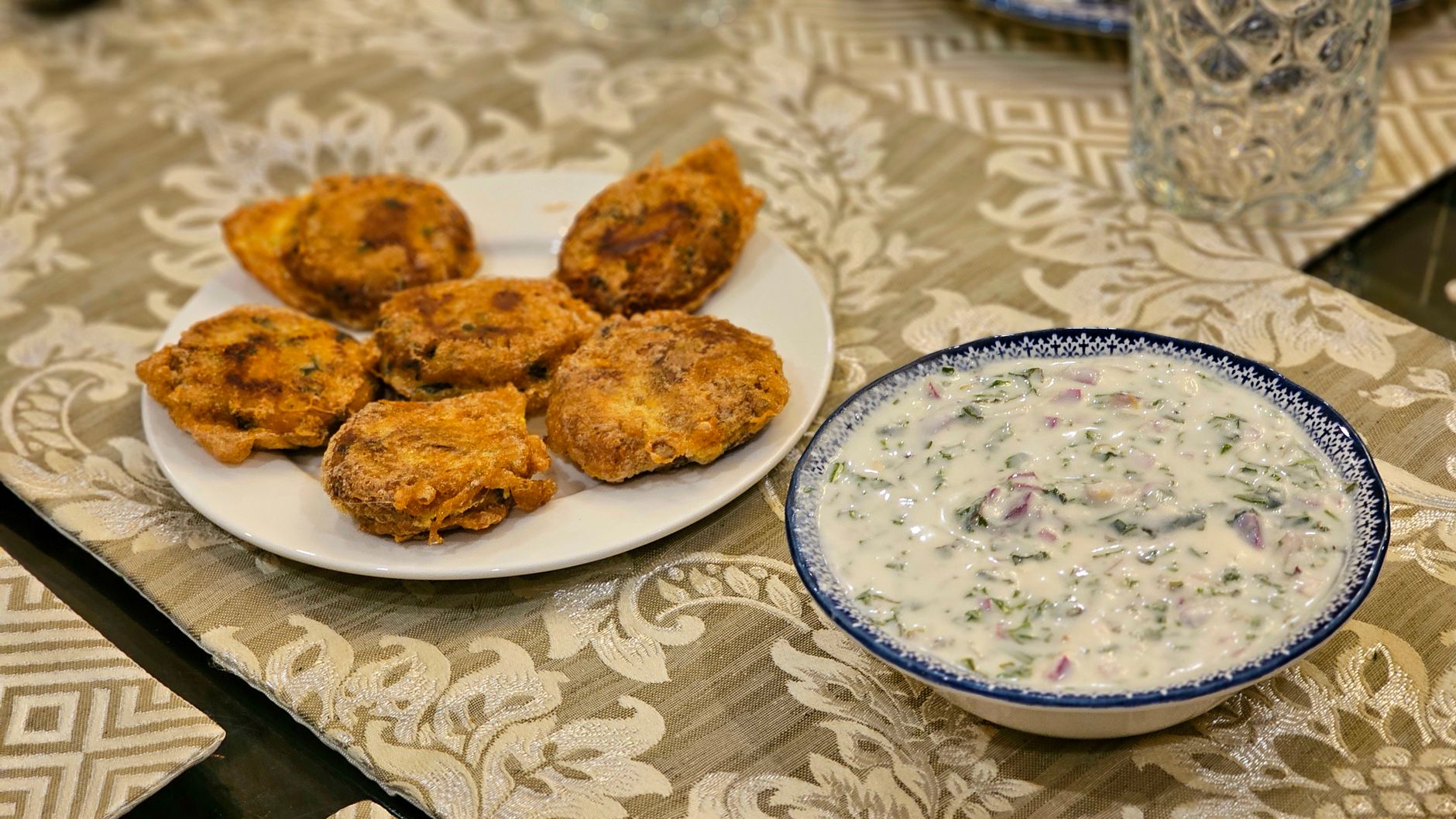 Raita (yoghurt-komkommersaus)