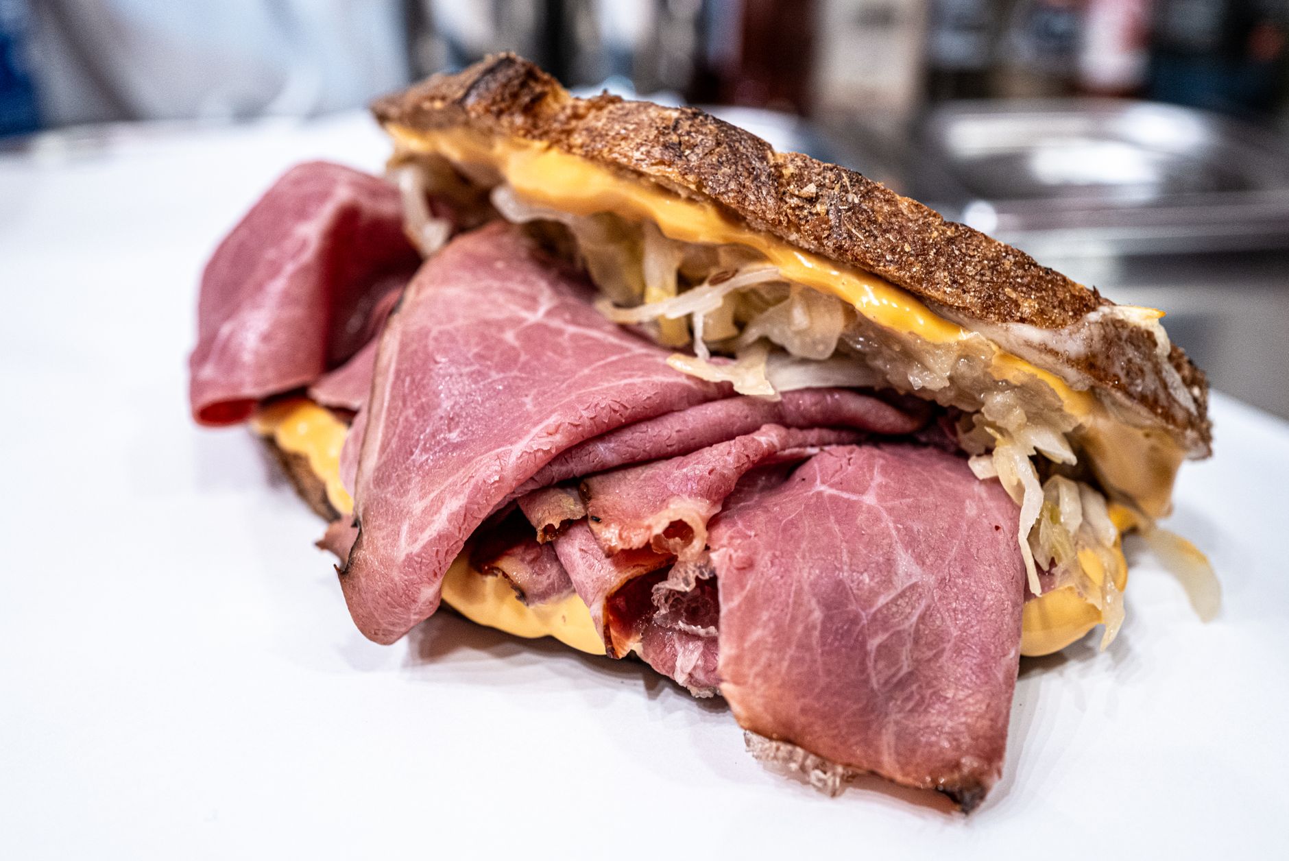 Reuben sandwich met pastrami en zuurkool