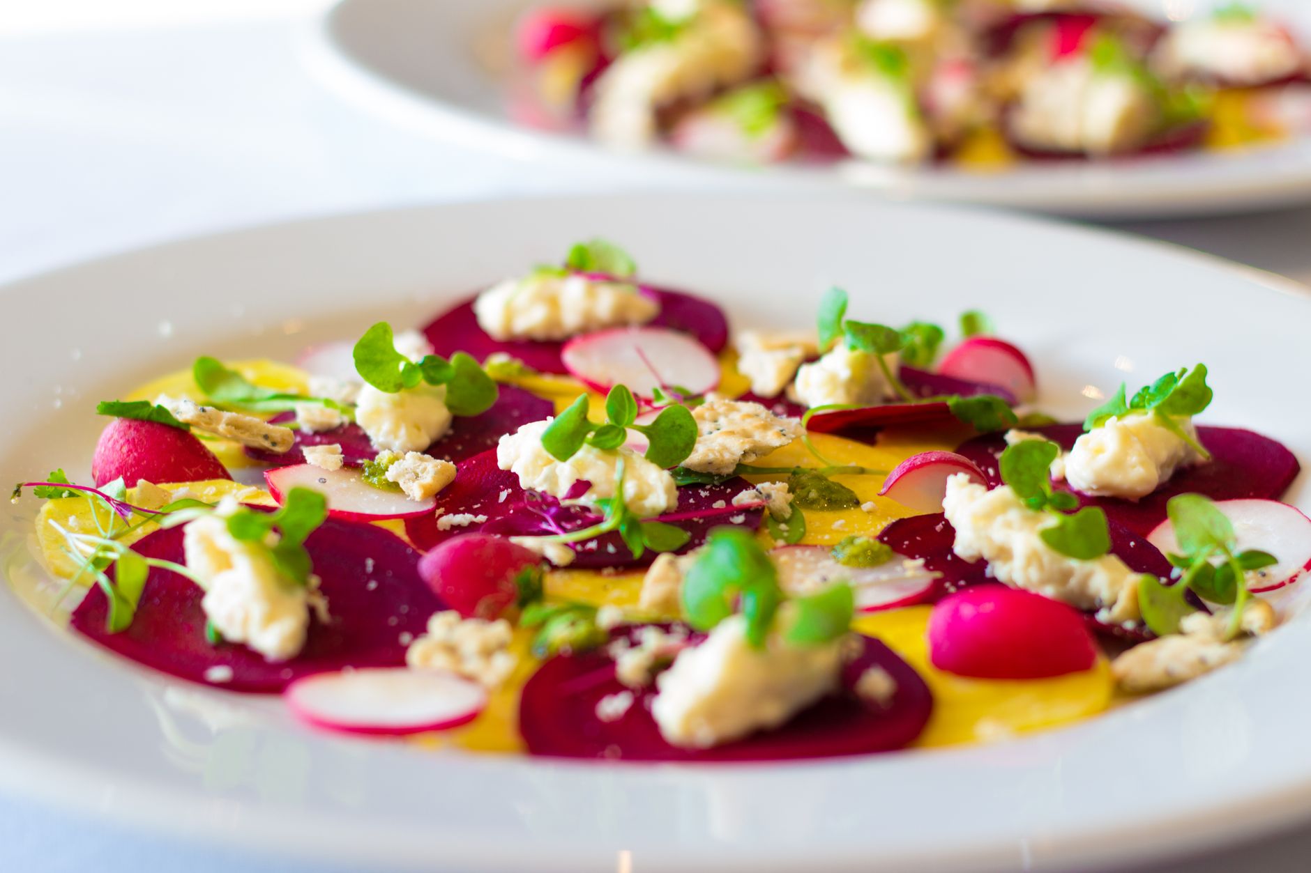 Rode bietencarpaccio met geitenkaas en walnoot