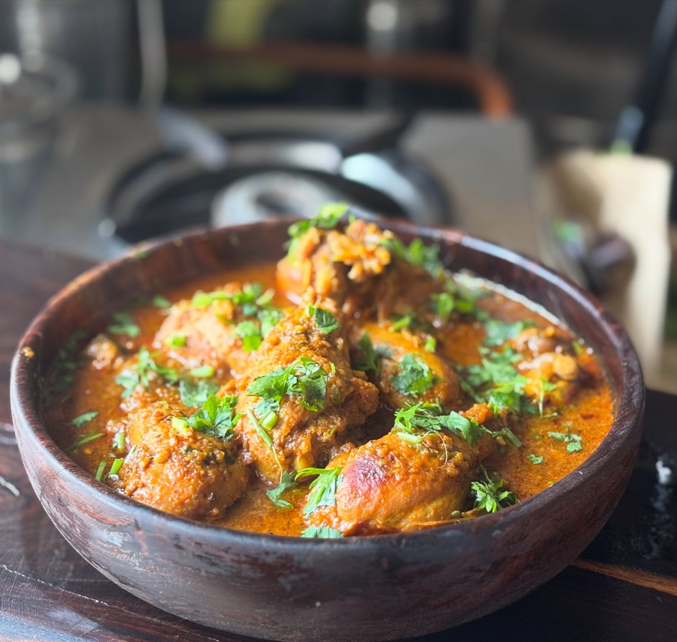 Rode currykip met aardappelen