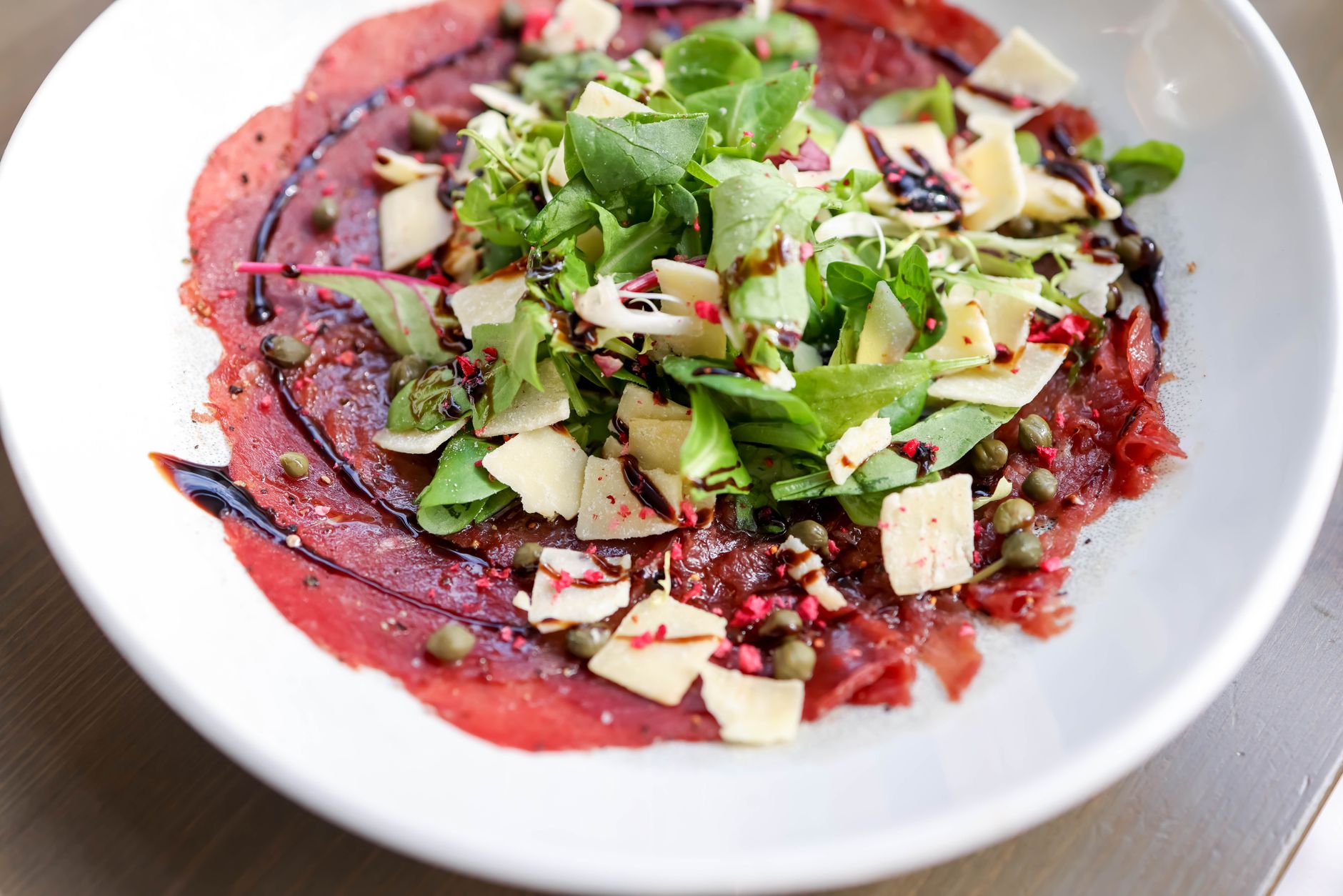 Rundscarpaccio met rucola, parmezaan en kappertjes