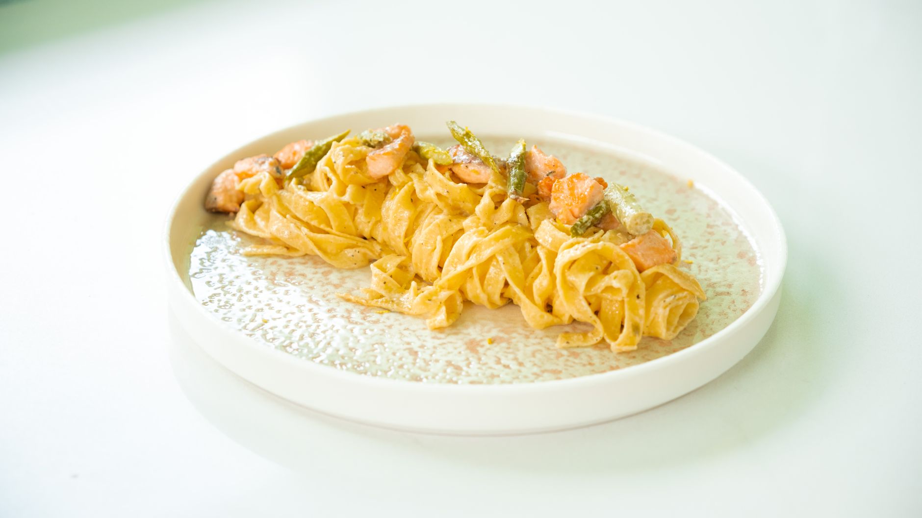 Scampi in kerriesaus met tagliatelle