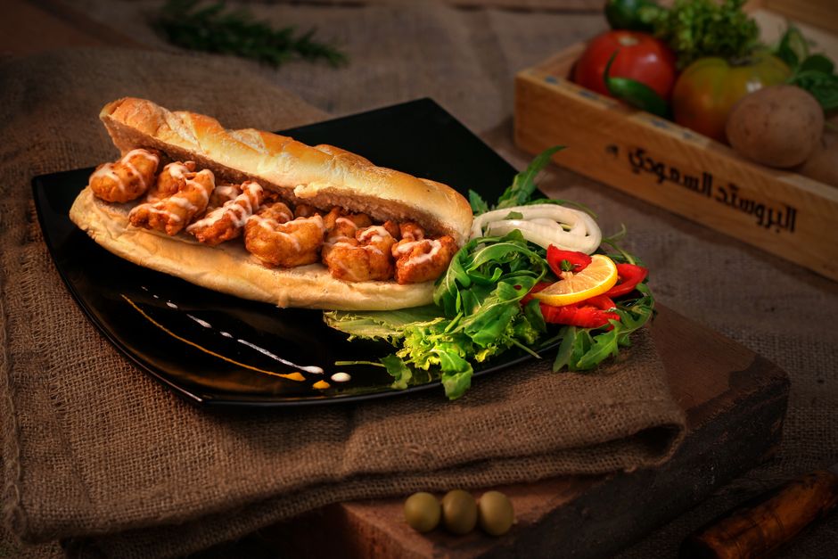 Shrimp po' boy met gefrituurde garnalen