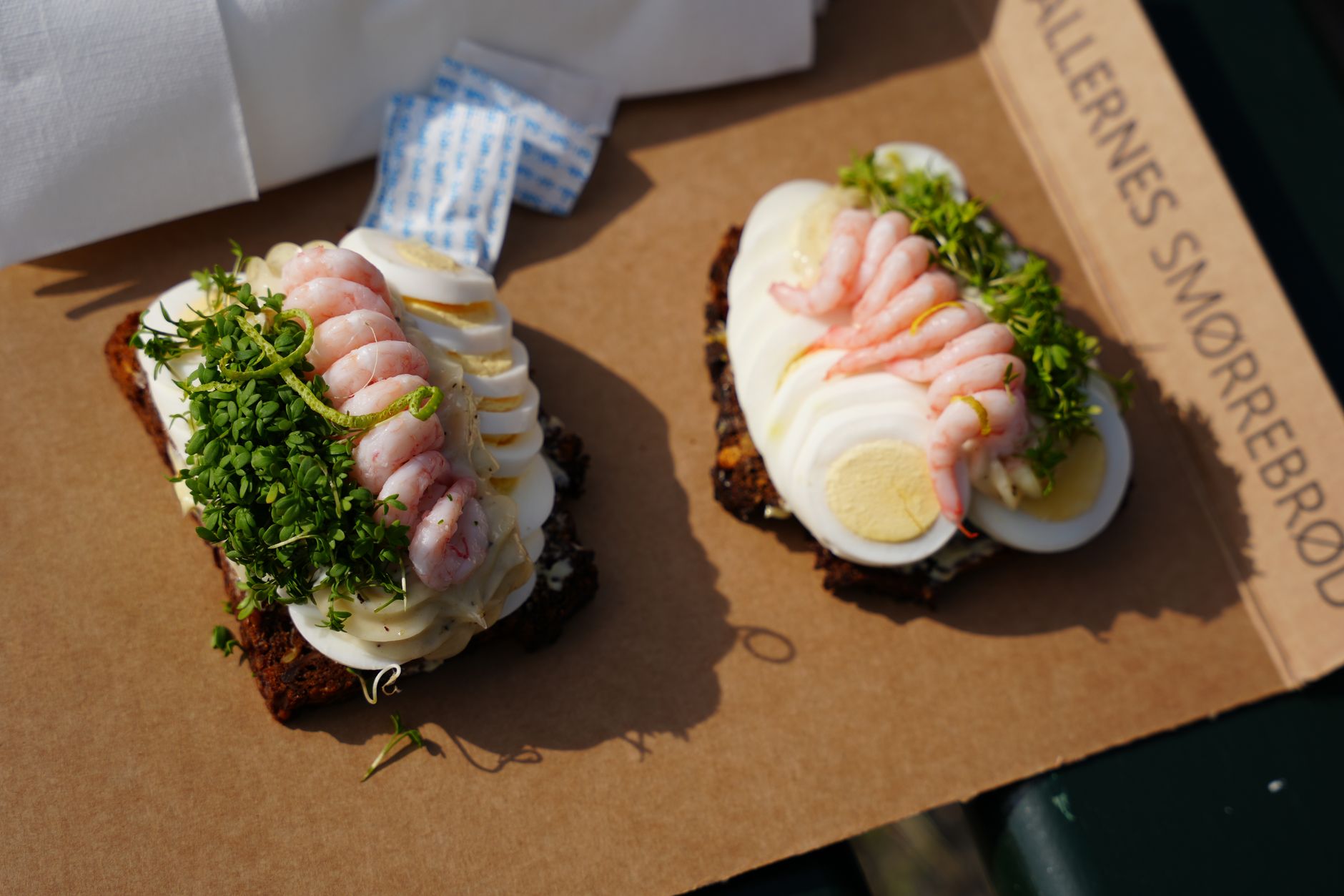 Smørrebrød met ei en grijze garnalen