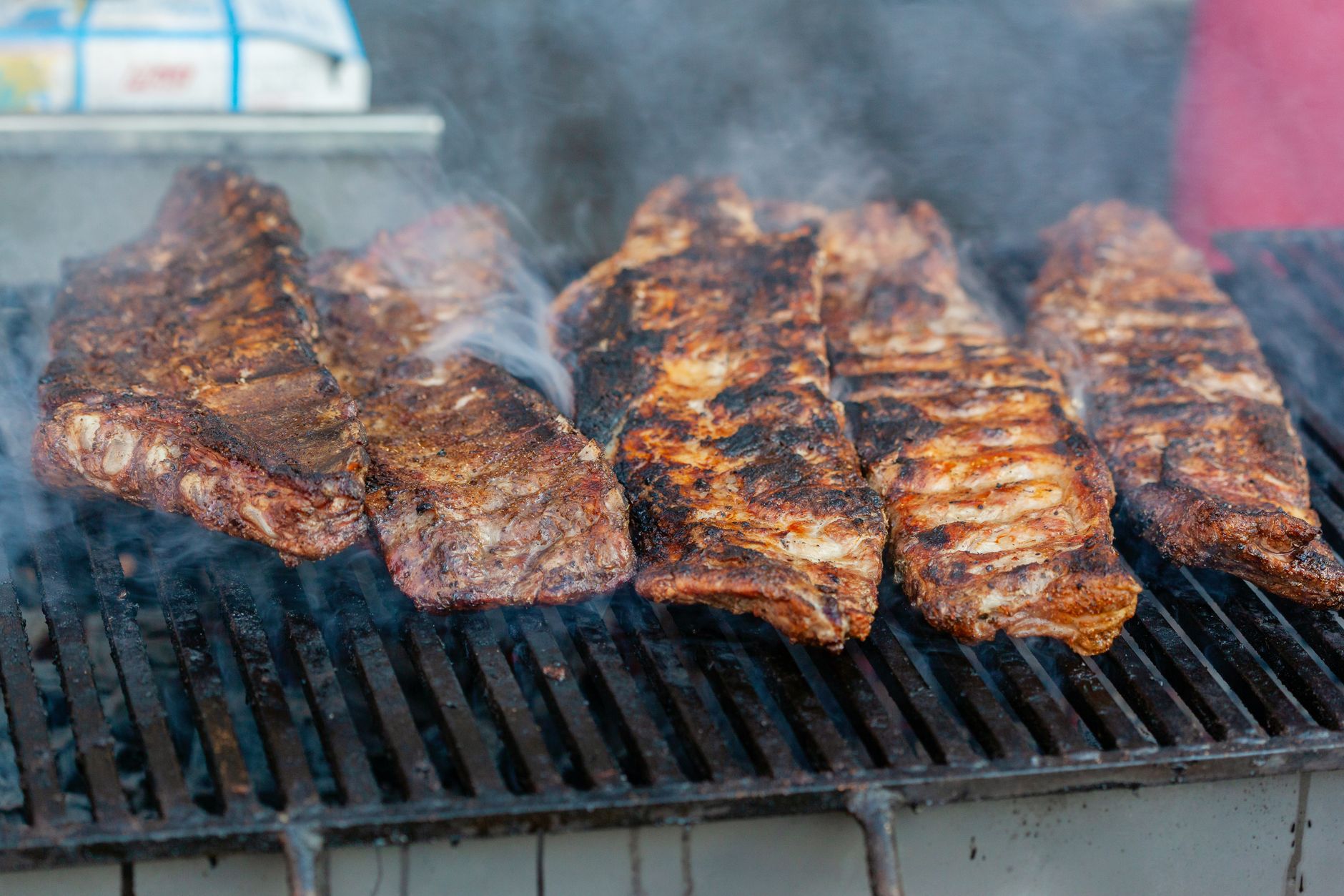 Spareribs van de barbecue