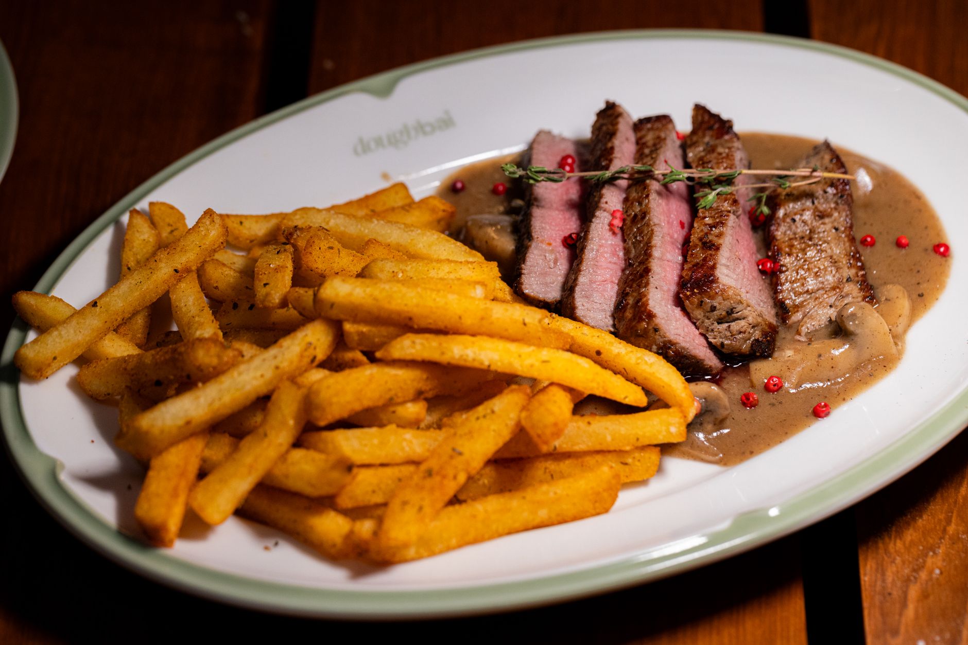 Steak frites met groenepeperssaus