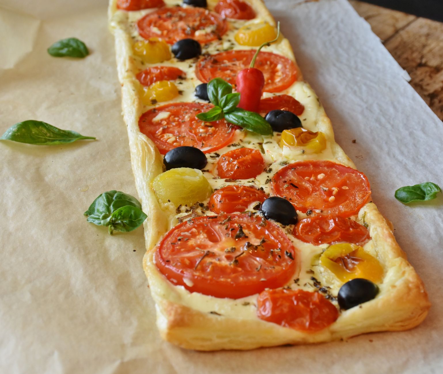 Tomaat-mozzarellataart met bladerdeeg