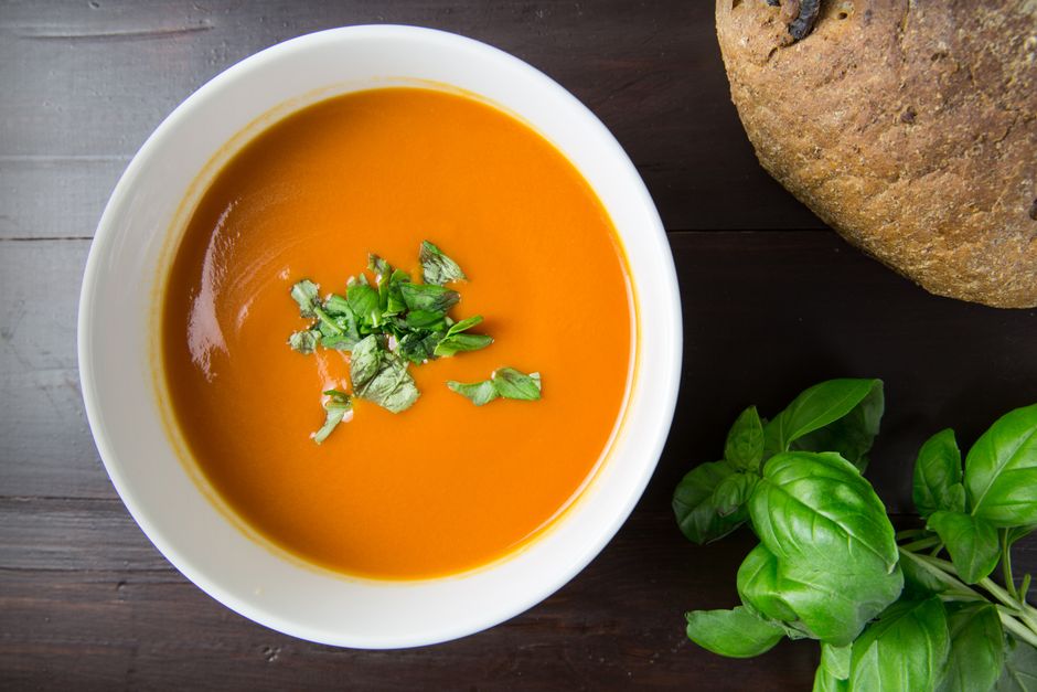 Romige tomatensoep met verse basilicum