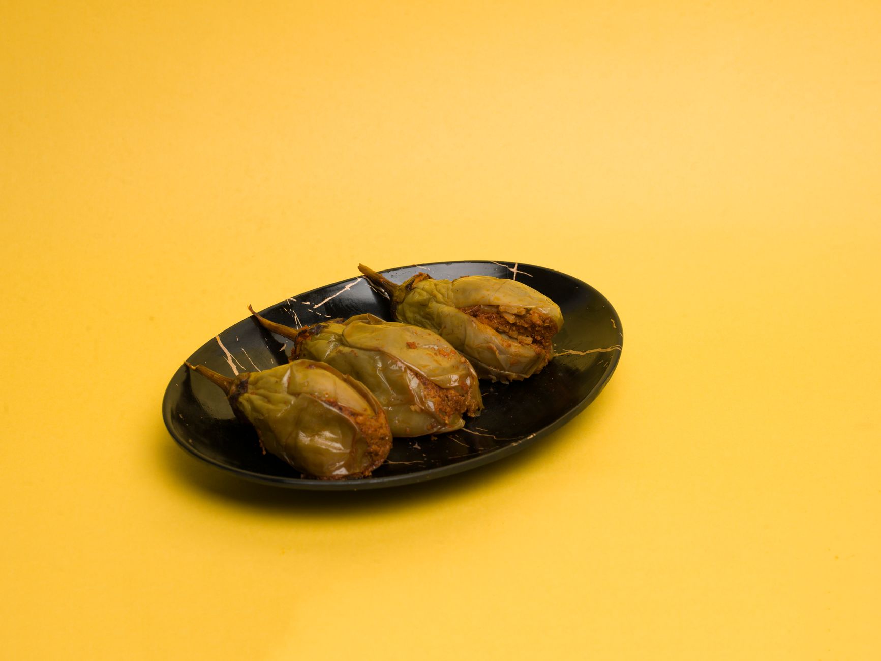Turkse imam bayildi: gevulde aubergine met tomaat en ui