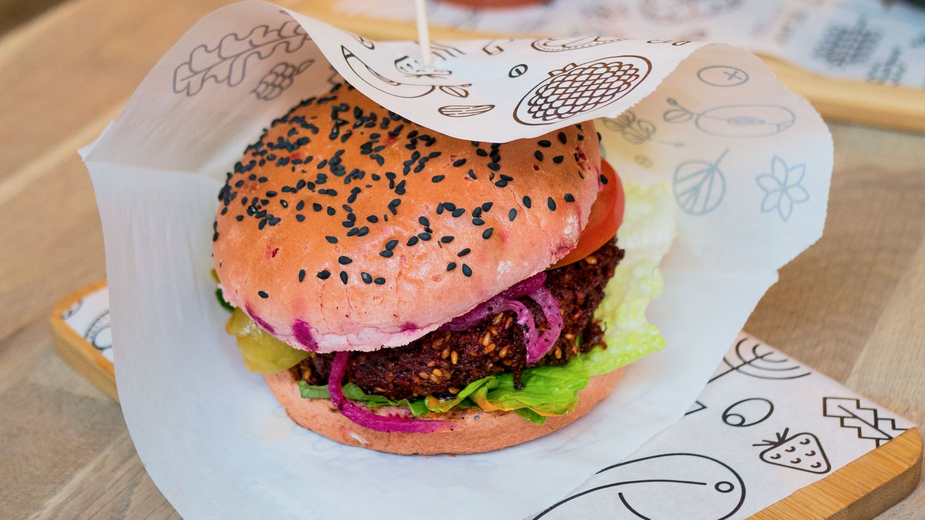 Veggie burger van kidneybonen en biet