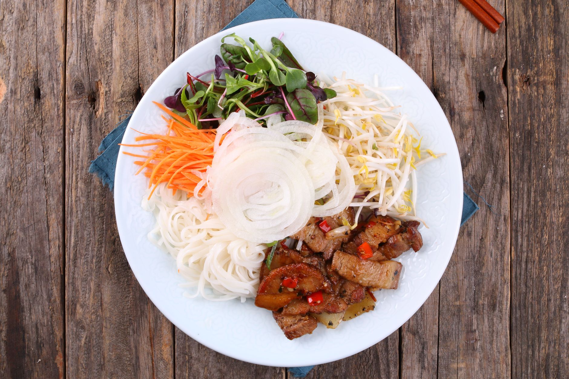 Vietnamese rijstnoedelsalade met varkensvlees