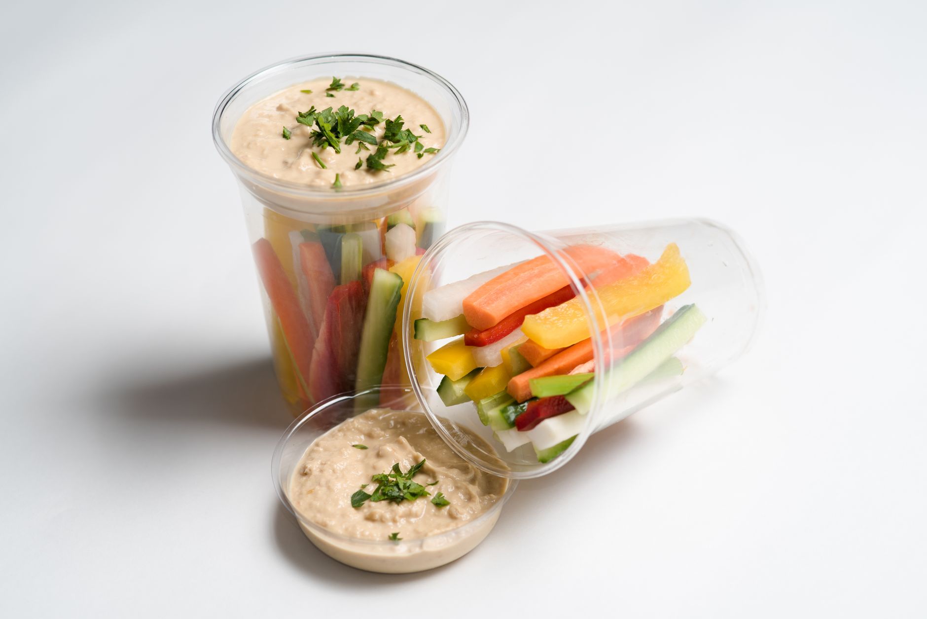 Worteltjes en komkommer met yoghurtdip