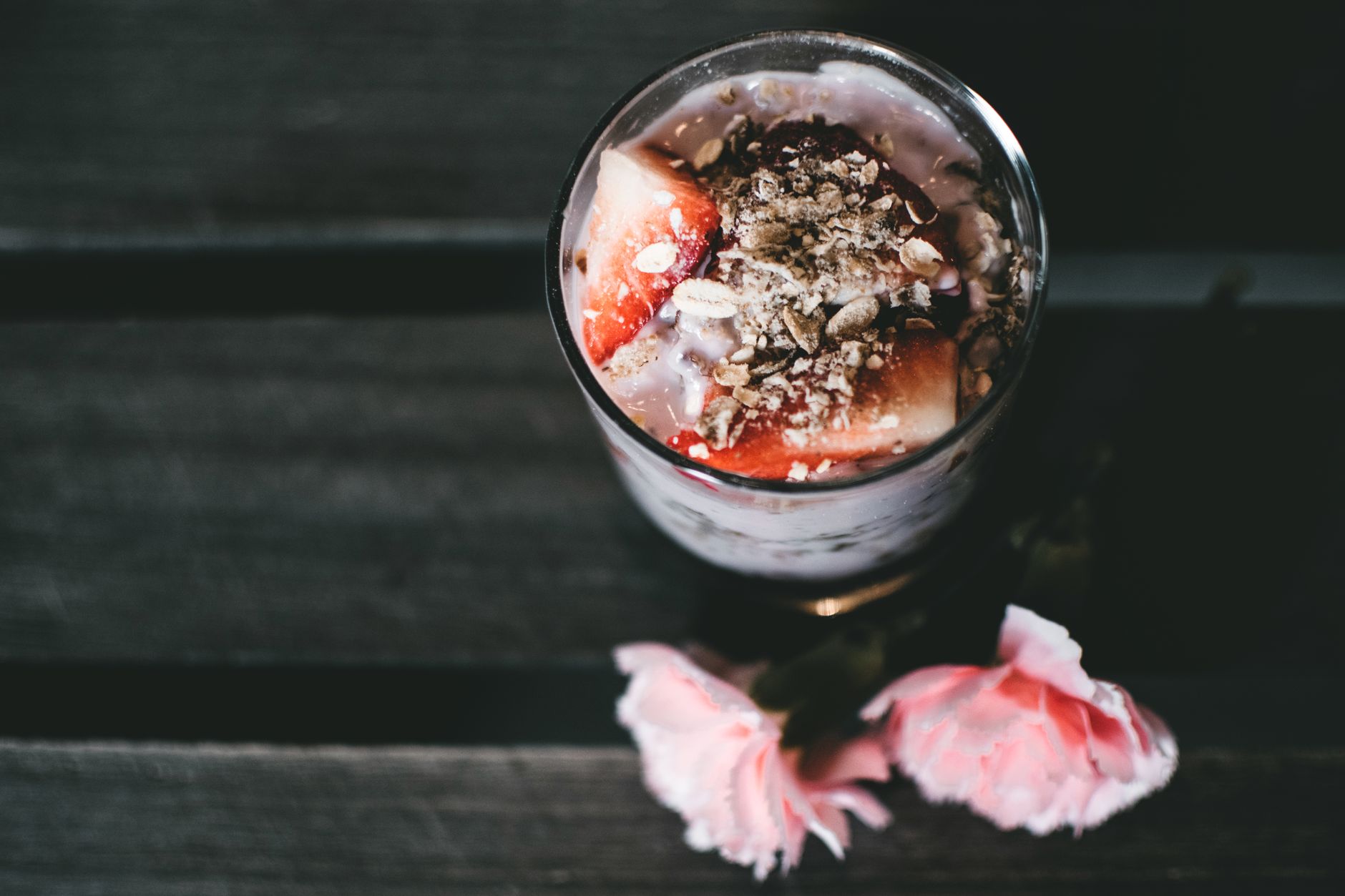 Yoghurtparfait met granola en rood fruit