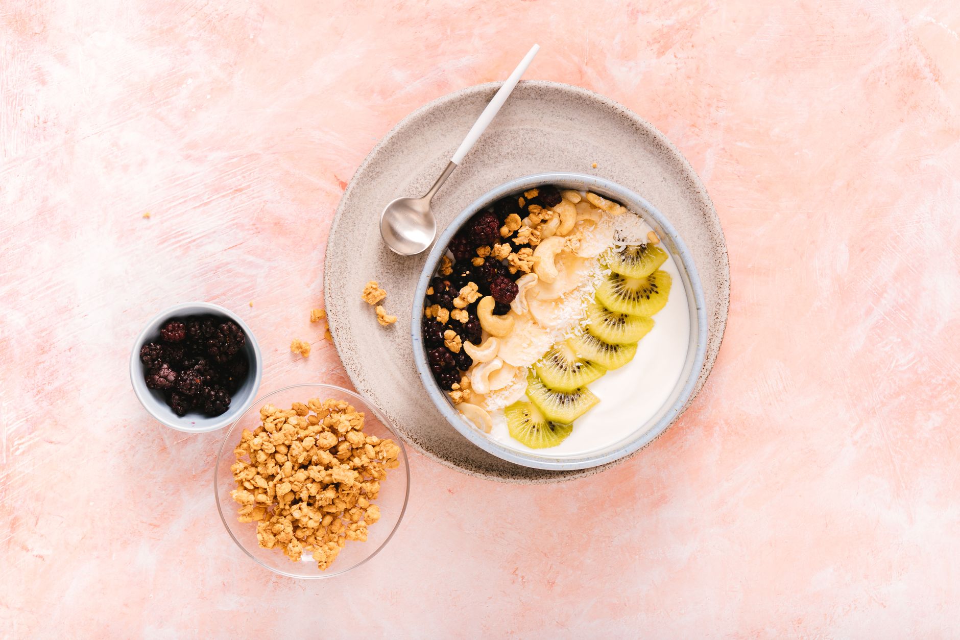 Yoghurtbowl met vers fruit en honing