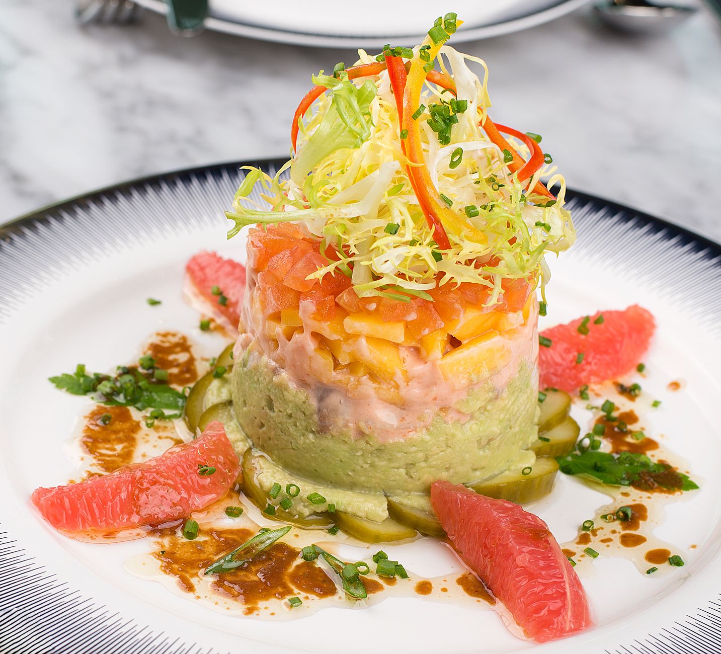 Zalmtartaar met mango, avocado en sesam