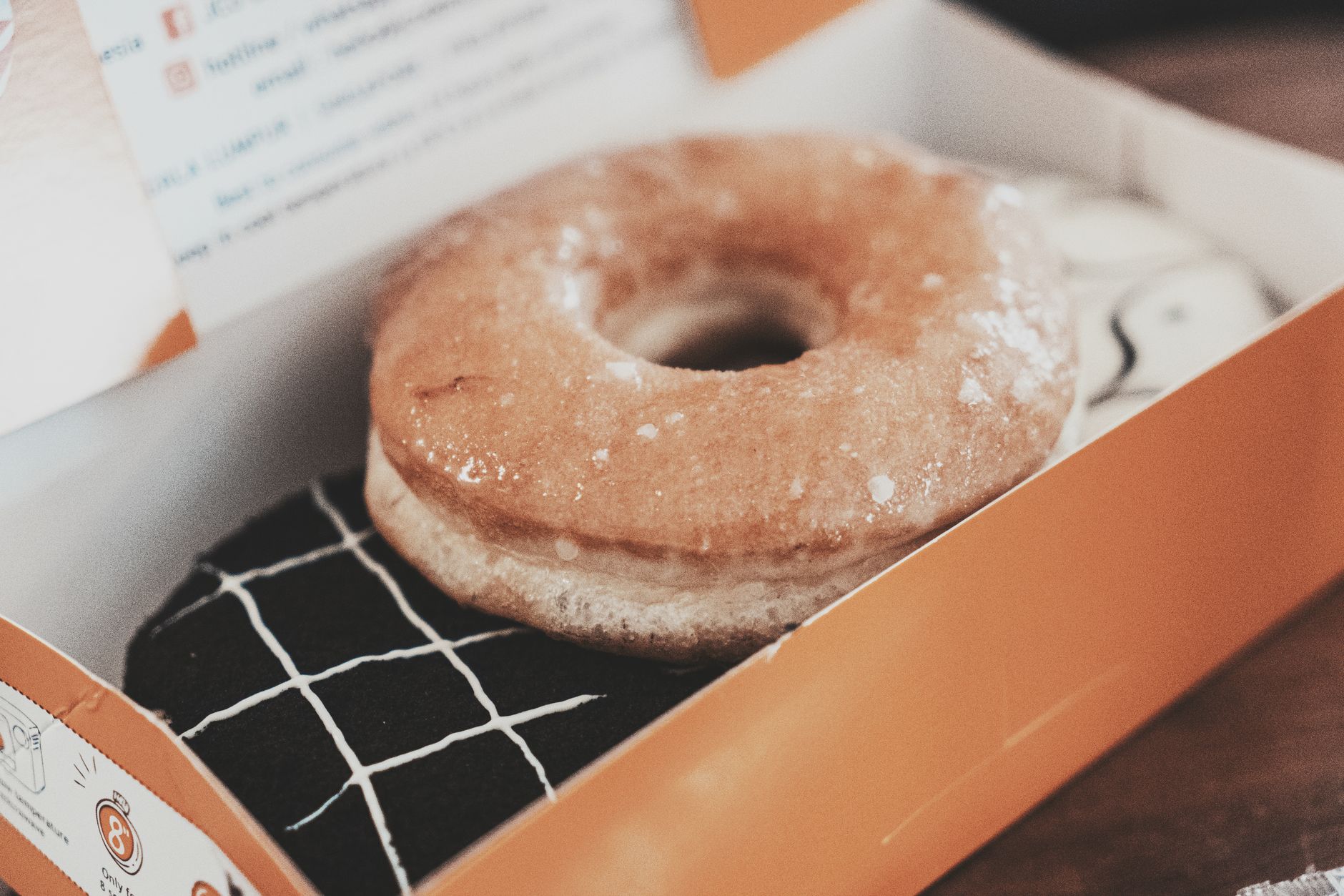 Zelfgemaakte donuts met suikerglazuur